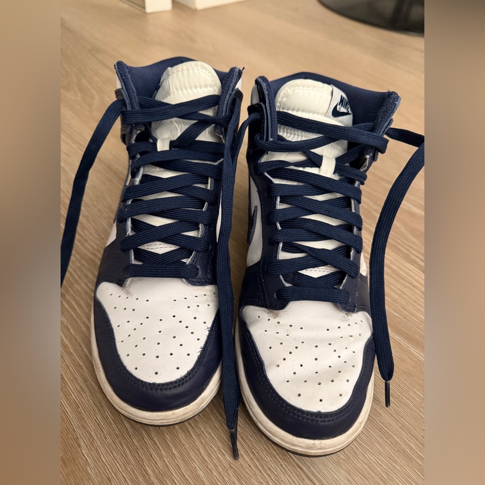 Women’s Nike 8.5 Navy and White midsize dunks